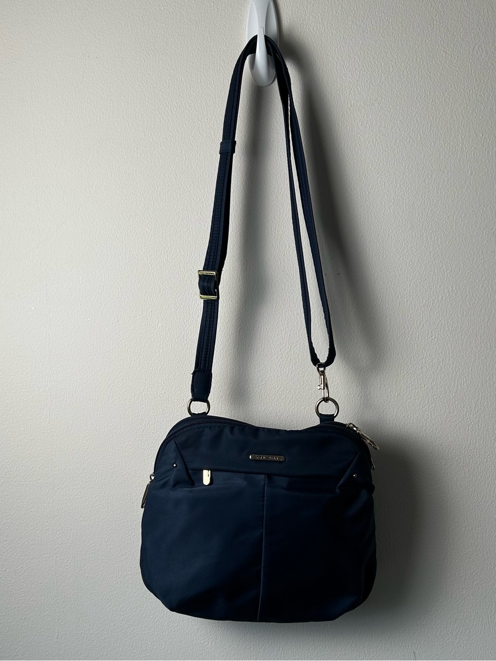 Travelon Anti Theft Navy Blue Crossbody Shoulder Bag Vacation Travel Zip 11X10
